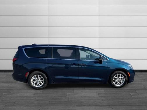 Fathom Blue Pearlcoat 2025 Chrysler Pacifica Select
