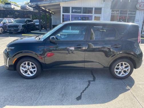 Fusion Black 2025 Kia Soul LX