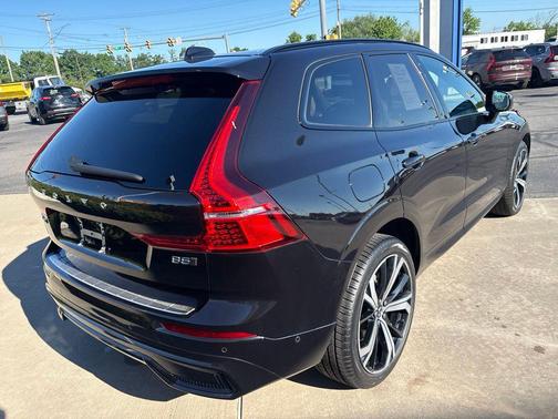 Onyx Black Metallic 2025 Volvo XC60 B5 Ultra