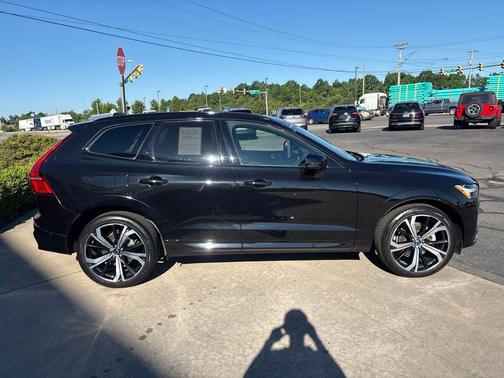 Onyx Black Metallic 2025 Volvo XC60 B5 Ultra