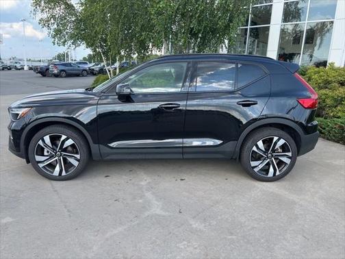 2025 Volvo XC40 B5 Plus Dark Theme