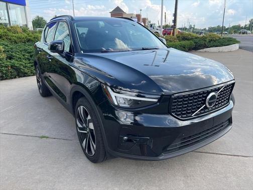2025 Volvo XC40 B5 Plus Dark Theme