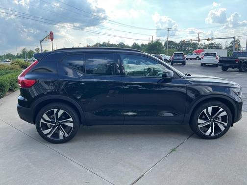 2025 Volvo XC40 B5 Plus Dark Theme