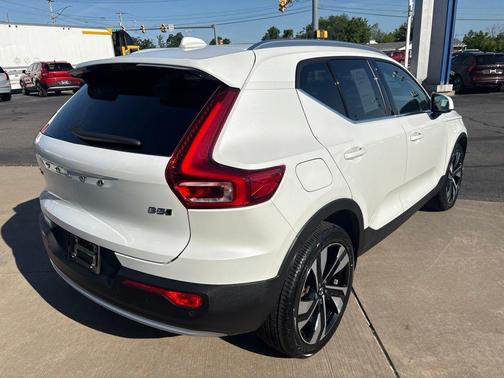 Crystal White Metallic 2024 Volvo XC40 B5 Plus Bright Theme