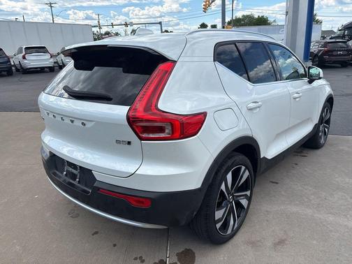 Crystal White Metallic 2024 Volvo XC40 B5 Plus Bright Theme
