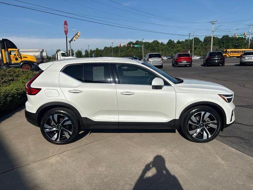 Crystal White Metallic 2024 Volvo XC40 B5 Plus Bright Theme