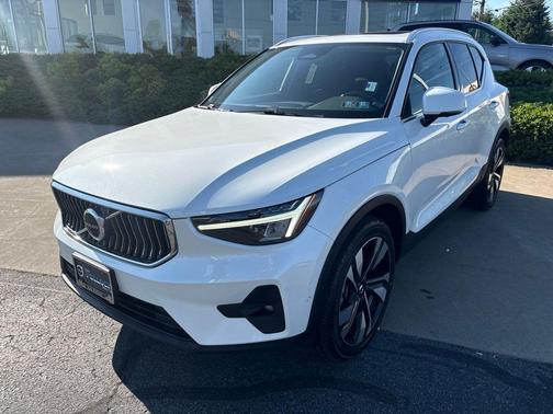 Crystal White Metallic 2024 Volvo XC40 B5 Plus Bright Theme