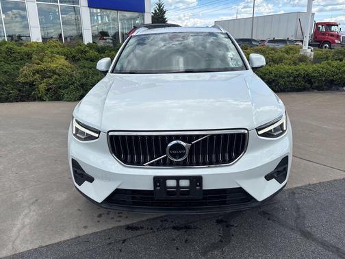 Crystal White Metallic 2024 Volvo XC40 B5 Plus Bright Theme