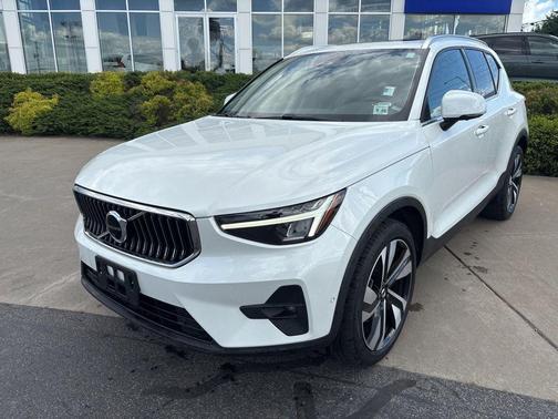 Crystal White Metallic 2024 Volvo XC40 B5 Plus Bright Theme
