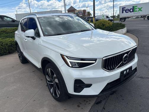 Crystal White Metallic 2024 Volvo XC40 B5 Plus Bright Theme