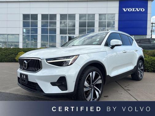 Crystal White Metallic 2024 Volvo XC40 B5 Plus Bright Theme