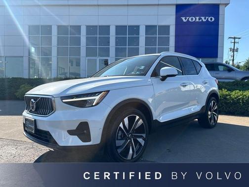 Crystal White Metallic 2024 Volvo XC40 B5 Plus Bright Theme