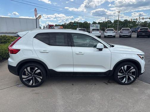 Crystal White Metallic 2024 Volvo XC40 B5 Plus Bright Theme