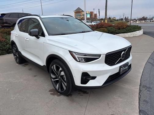 2025 Volvo XC40 B5 Plus Dark Theme