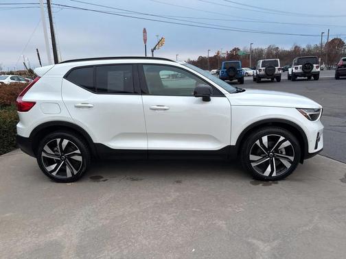 2025 Volvo XC40 B5 Plus Dark Theme