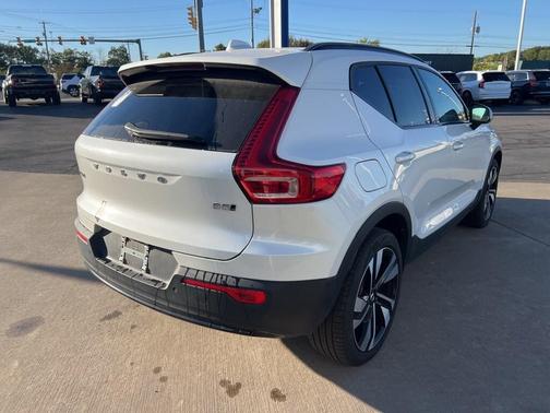 2025 Volvo XC40 B5 Plus Dark Theme