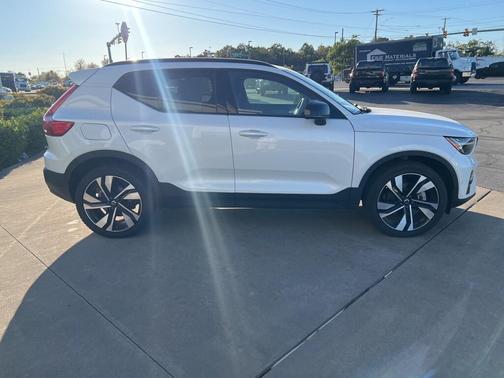 2025 Volvo XC40 B5 Plus Dark Theme
