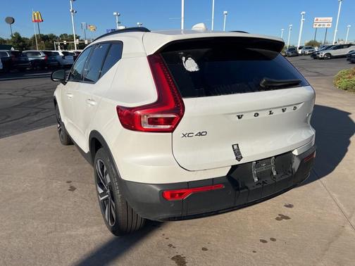 2025 Volvo XC40 B5 Plus Dark Theme