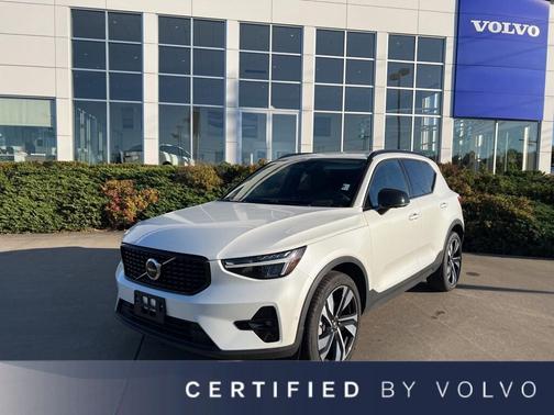2025 Volvo XC40 B5 Plus Dark Theme