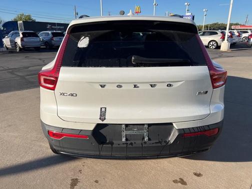 2025 Volvo XC40 B5 Plus Dark Theme