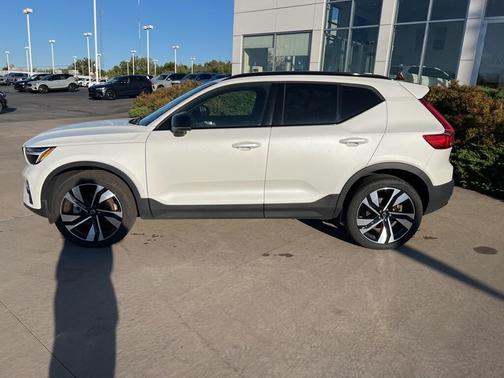2025 Volvo XC40 B5 Plus Dark Theme
