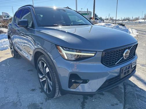 2023 Volvo XC40 B5 Plus Dark Theme