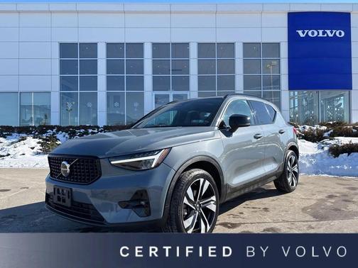 2023 Volvo XC40 B5 Plus Dark Theme