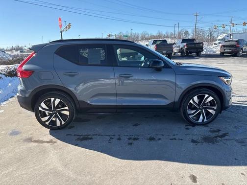 2023 Volvo XC40 B5 Plus Dark Theme