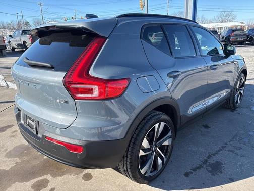 2023 Volvo XC40 B5 Plus Dark Theme