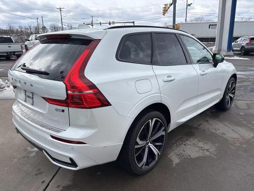 2024 Volvo XC60 B5 Ultimate Dark Theme
