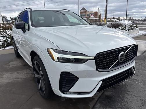 2024 Volvo XC60 B5 Ultimate Dark Theme