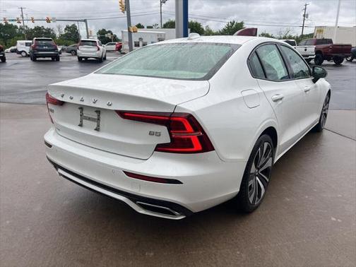 2022 Volvo S60 T5 Momentum