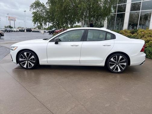 2022 Volvo S60 T5 Momentum