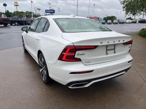 2022 Volvo S60 T5 Momentum