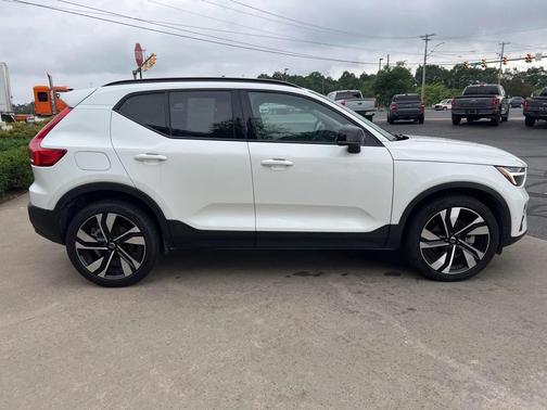 2025 Volvo XC40 B5 Plus Dark Theme