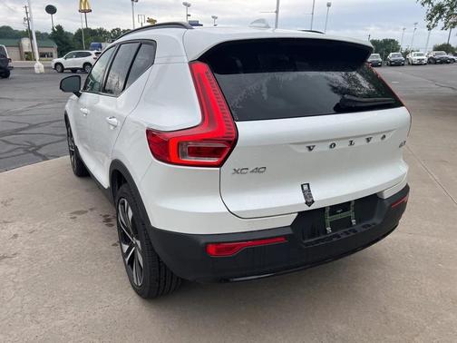 2025 Volvo XC40 B5 Plus Dark Theme
