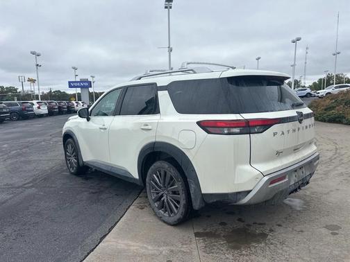 2022 Nissan Pathfinder SL 4WD