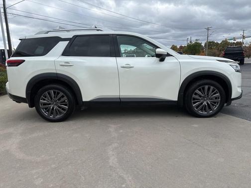 2022 Nissan Pathfinder SL 4WD