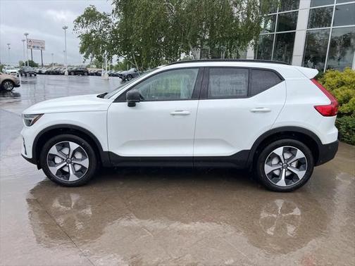 2025 Volvo XC40 B5 Plus Dark Theme