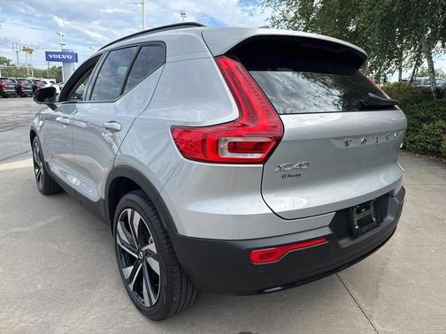 2025 Volvo XC40 B5 Plus Dark Theme
