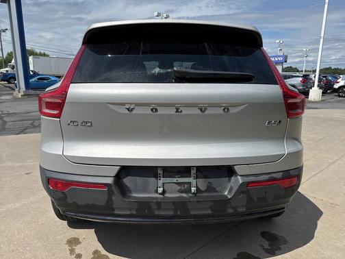 2025 Volvo XC40 B5 Plus Dark Theme