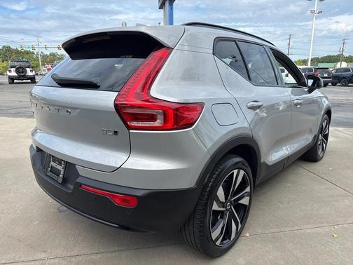 2025 Volvo XC40 B5 Plus Dark Theme
