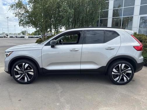 2025 Volvo XC40 B5 Plus Dark Theme