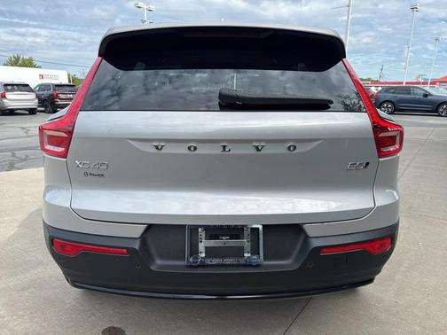 2025 Volvo XC40 B5 Plus Dark Theme