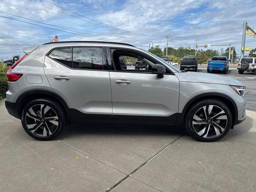 2025 Volvo XC40 B5 Plus Dark Theme