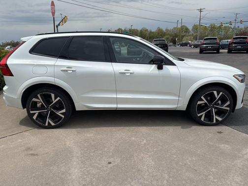 Crystal White Metallic 2026 Volvo XC60 B5 Ultra