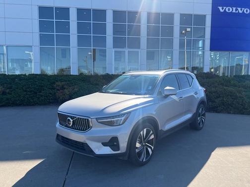 2025 Volvo XC40 B5 Plus Bright Theme