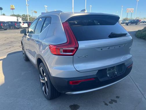2025 Volvo XC40 B5 Plus Bright Theme