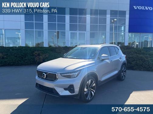 2025 Volvo XC40 B5 Plus Bright Theme