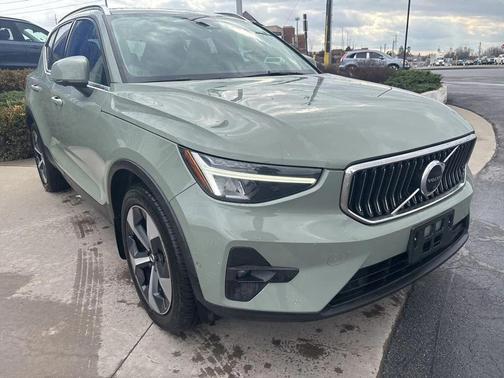 2023 Volvo XC40 B5 Plus Bright Theme